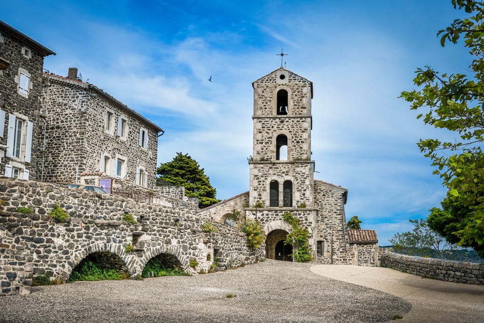 Saint-Laurent-sous-Coiron, village m&eacute;di&eacute;val perch&eacute; sur sa corniche basaltique