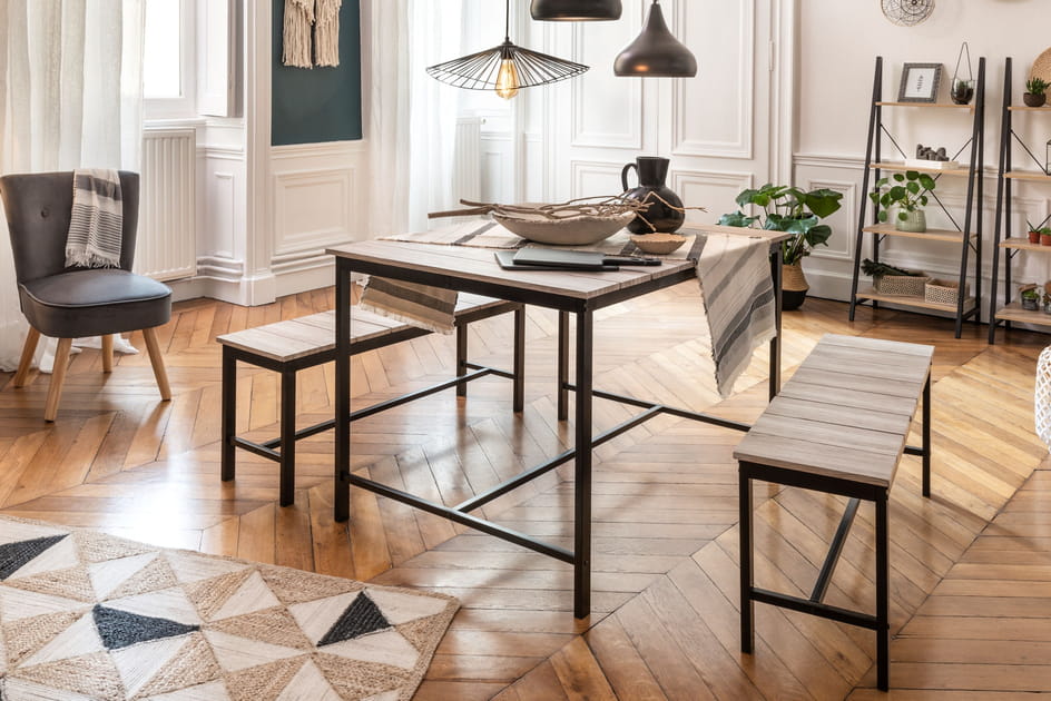 Une table avec ses bancs