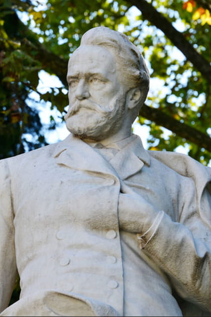 Son po&egrave;te favori est Victor Hugo