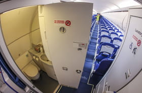 &quot;On ne fera jamais &ccedil;a&quot;&nbsp;: ce PDG a rompu sa promesse, les h&ocirc;tesses de l'air devront s'asseoir sur les portes des toilettes