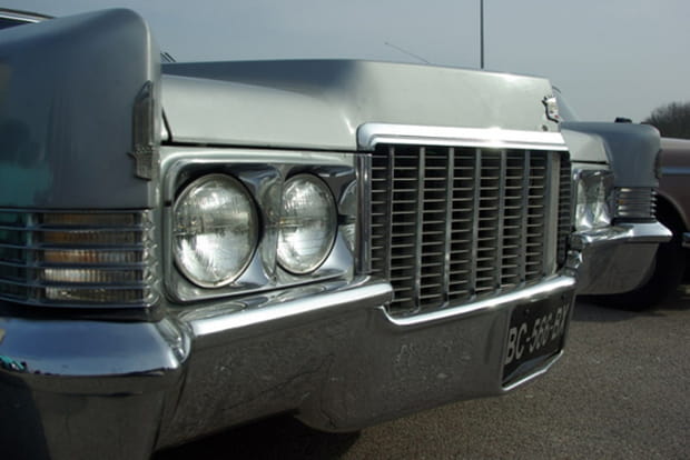 Reflets des chromes d'une Cadillac