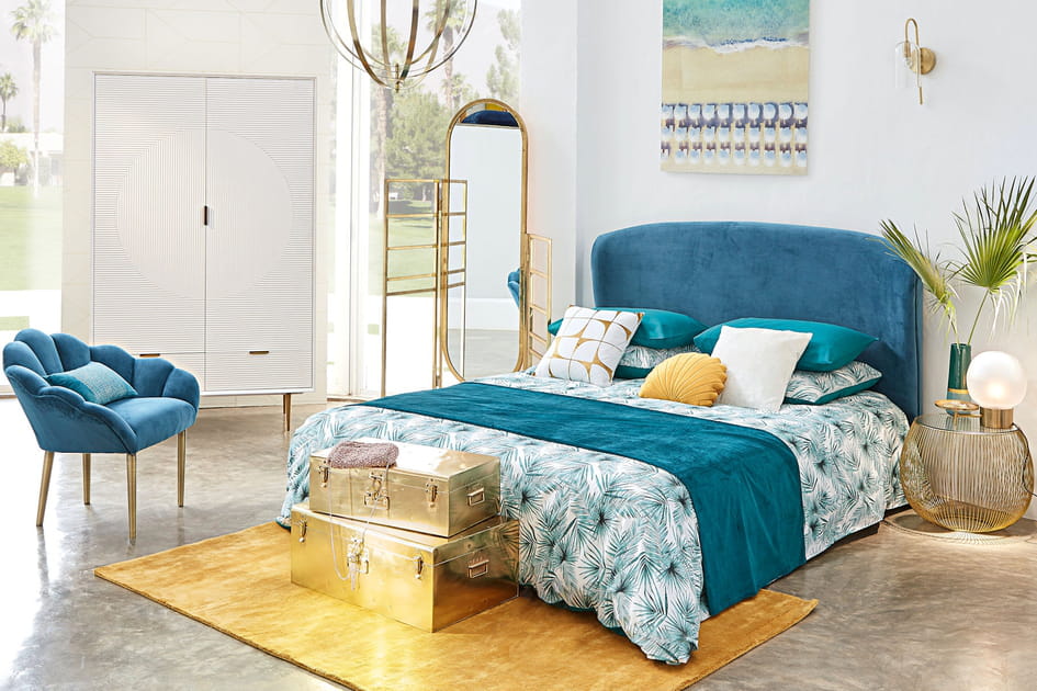 Une t&ecirc;te de lit en couleur et ses accessoires