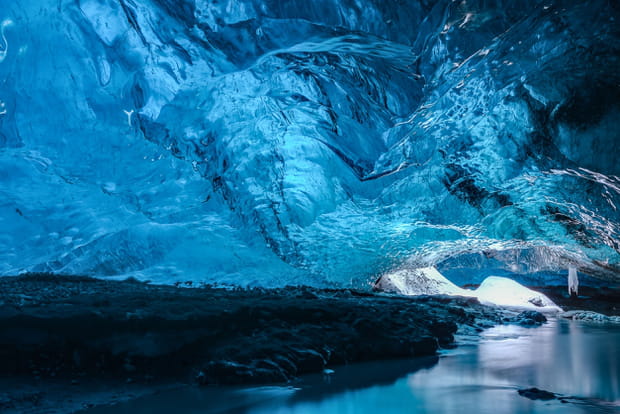 Visiter une grotte de glace
