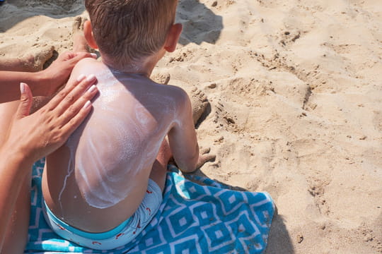 &quot;Ne pas acheter&nbsp;!&quot;&nbsp;: Cette cr&egrave;me solaire tr&egrave;s connue est la pire selon UFC - Que Choisir, elle est not&eacute;e 3/20