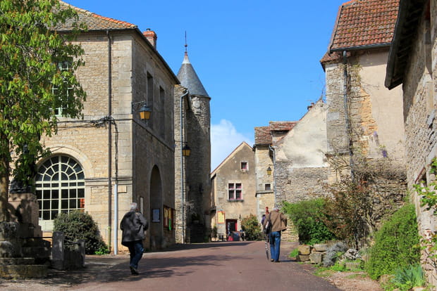 Châteauneuf, dernier vestige de l'architecture militaire bourguignonne