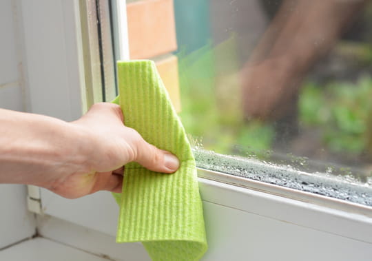 Une petite quantité de ce produit met fin à la condensation sur les fenêtres pendant trois semaines