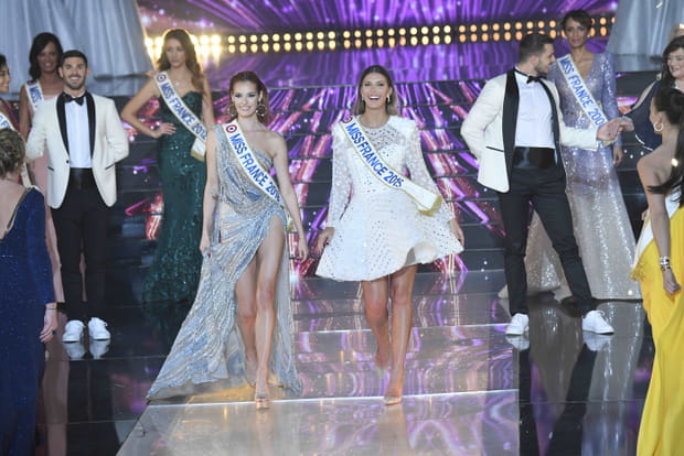 Les anciennes Miss défilent