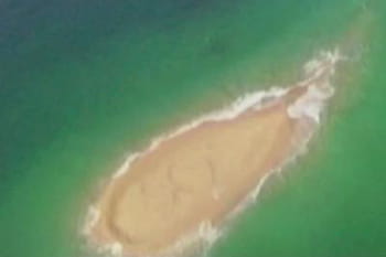 Zapping : Un SOS sur une île déserte sauve une équipe de touriste !