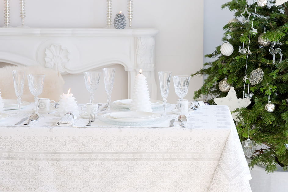 Une table de f&ecirc;tes blanche