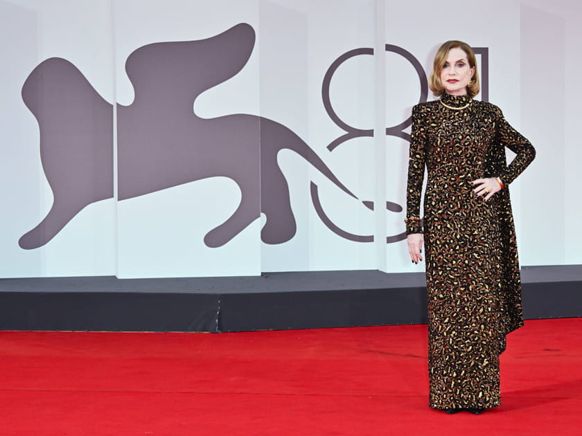 Isabelle Huppert sobre et &eacute;l&eacute;gante en pr&eacute;sidente du jury de la Mostra de Venise