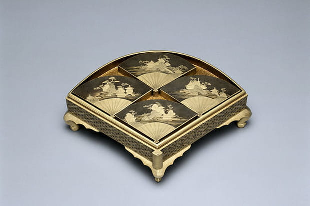 Boîte en forme d'éventail