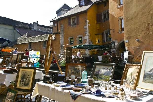 La Brocante dans la vieille ville d'Annecy