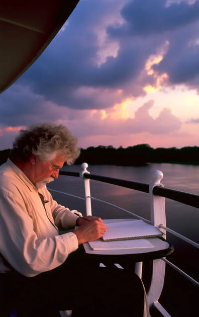 Mark Twain qui &eacute;crit &agrave; son bureau sur la rivi&egrave;re Mississippi, dans les ann&eacute;es 30&nbsp;- Image IA