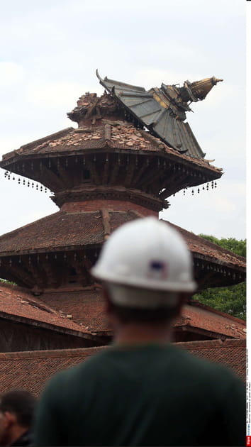 Le toit d'un temple apr&egrave;s le s&eacute;isme