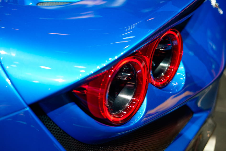 Les feux ronds &agrave; l'arri&egrave;re, la signature visuelle de Ferrari