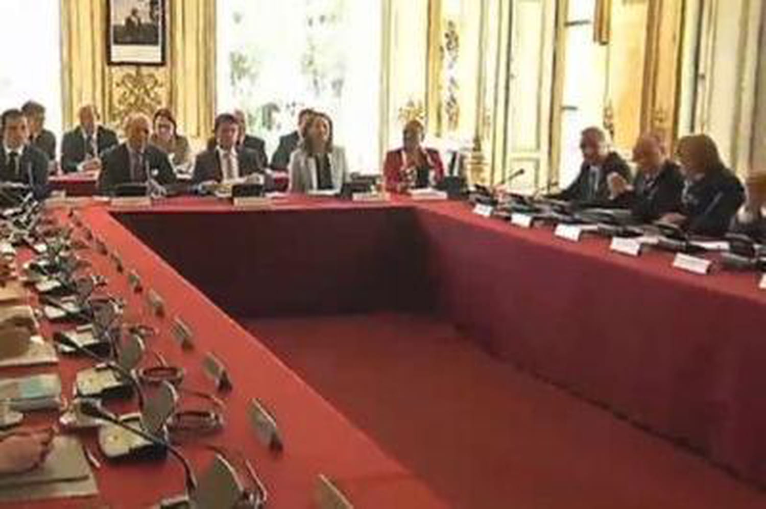 Valls vs Hollande : qui a la plus grosse ?