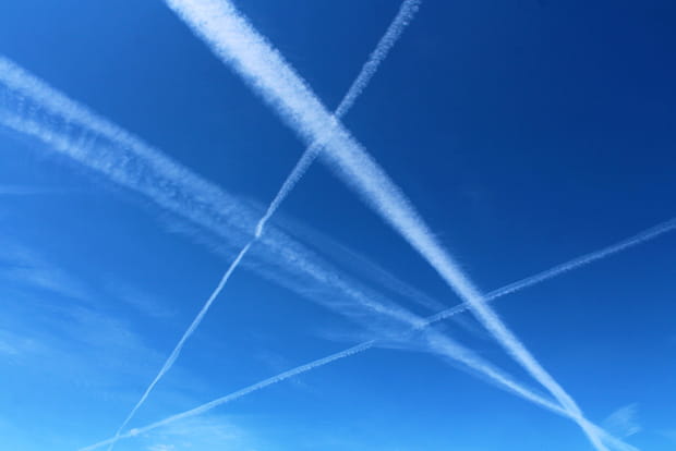 Les traînées blanches dans le ciel, qu’est-ce que c’est ?