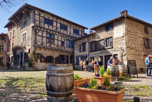 Pérouges, village médiéval fortifié à une trentaine de kilomètres de Lyon