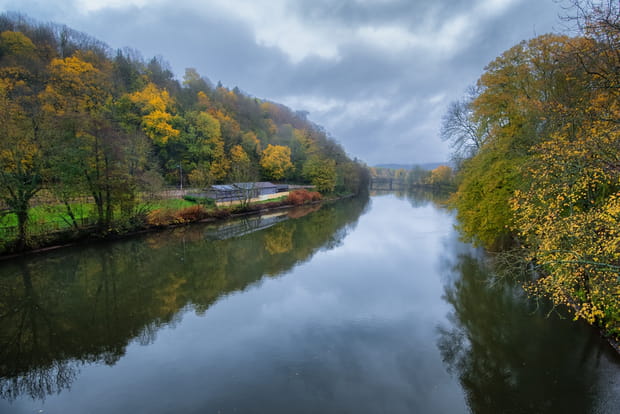 Les bords de la Meuse, paisibles sous une pluie fine