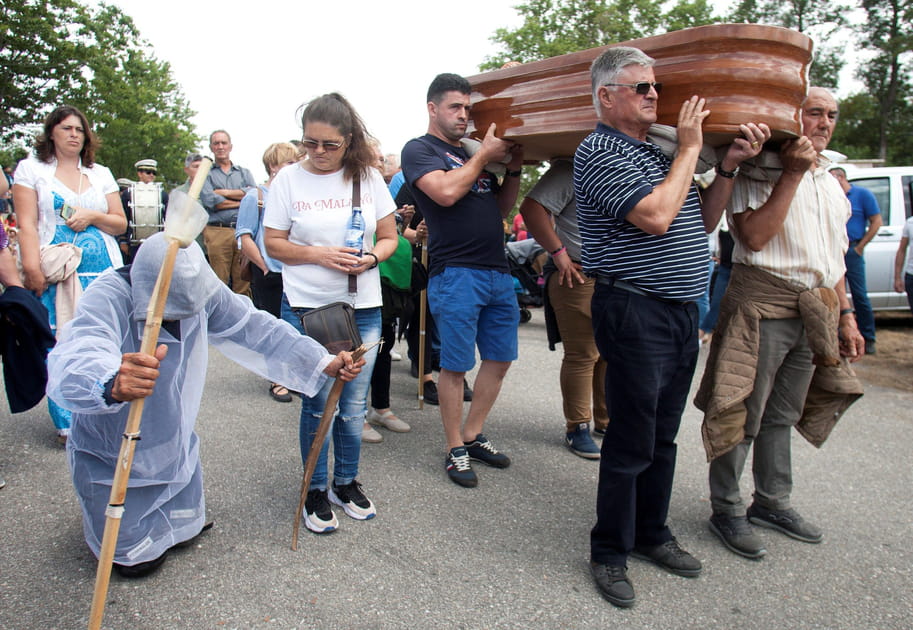 Un trajet &agrave; pied, en cercueil ou... &agrave; genoux