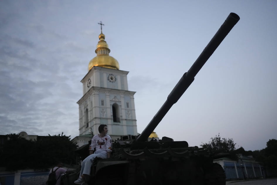 Assise sur un char russe, &agrave; Kiev