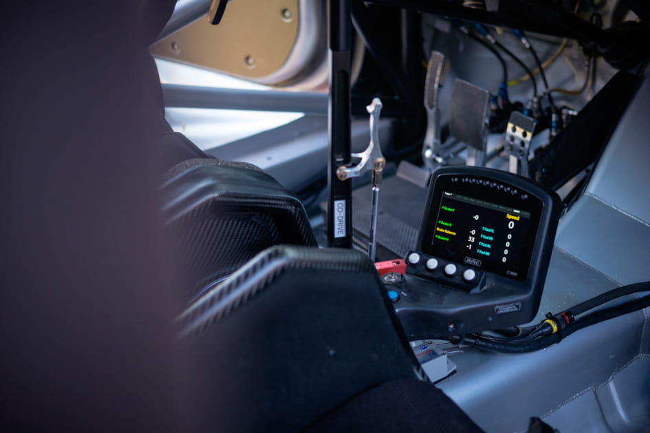 Une voiture de rallye bourr&eacute;e d'&eacute;lectronique
