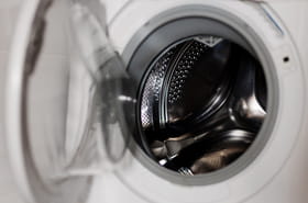 Ni vinaigre, ni bicarbonate de soude&nbsp;: c'est le produit id&eacute;al pour nettoyer sa machine &agrave; laver sans l'ab&icirc;mer