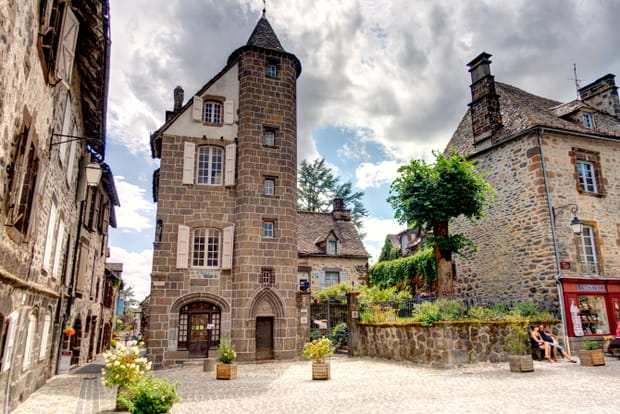 Salers, cité médiévale taillée dans la lave dans le Cantal