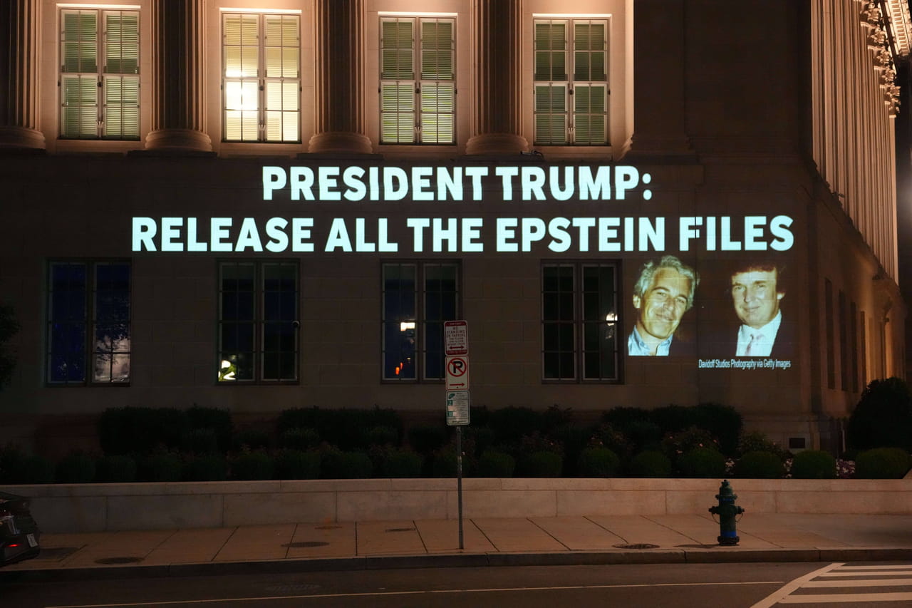 Une amitié entre Trump et le pédophile Epstein ? Des documents prouvent leur proximité