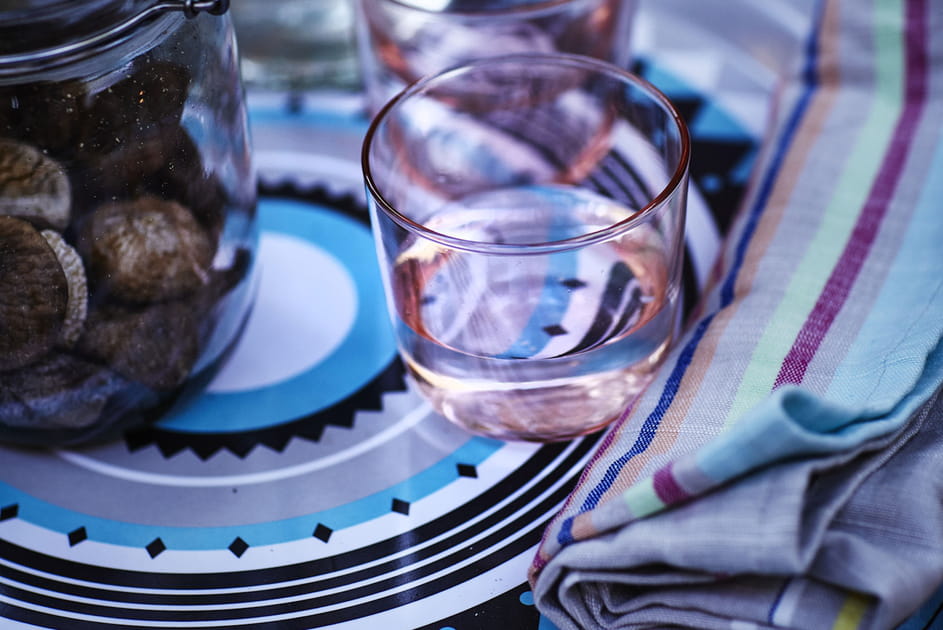 Plateau d&eacute;co et verres color&eacute;s