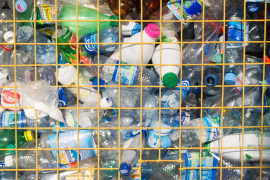 Il ne faut pas jeter ses bouteilles en plastique de cette mani&egrave;re, presque tout le monde le fait