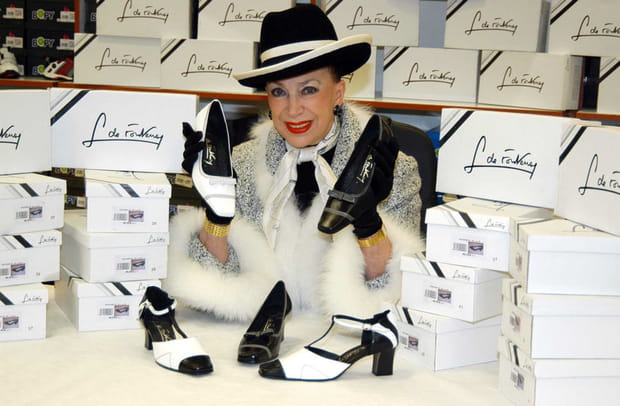 Une ligne de chaussure très noire et blanche