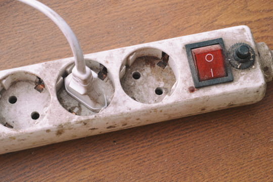 Fini la multiprise usée et jaunie : voici une technique rapide et efficace pour les nettoyer