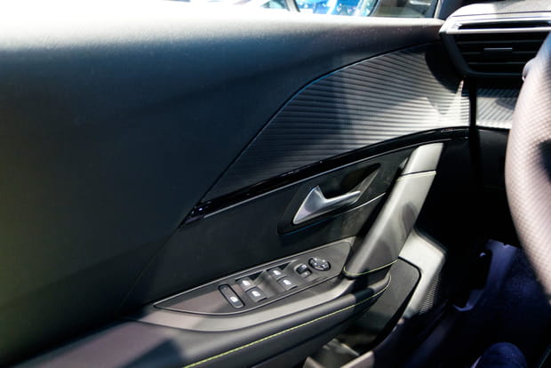 Joli travail de finition à l'intérieur des portières