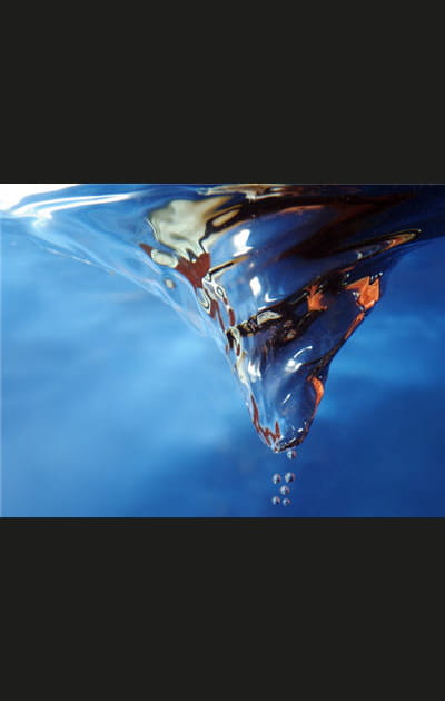 Une mini tornade dans un verre d'eau
