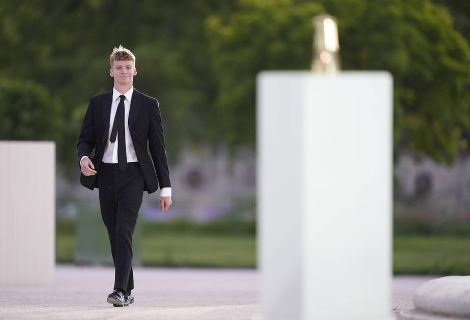 L&eacute;on Marchand se dirigeant vers la flamme