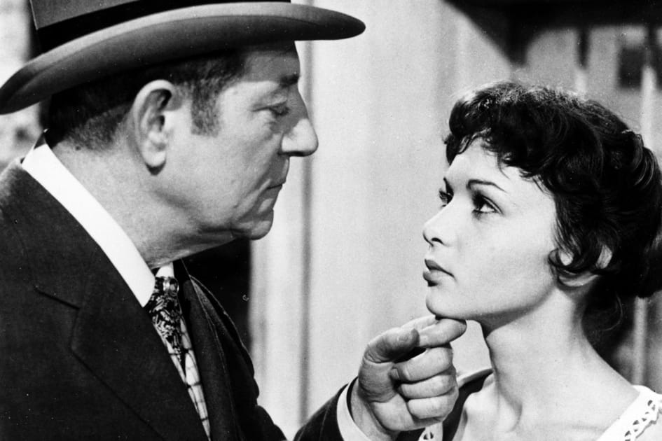 Elle donne la r&eacute;plique &agrave; Jean Gabin dans French Cancan (1955)