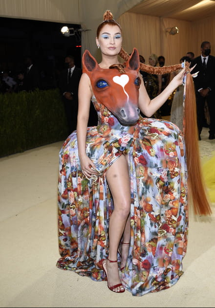 La chanteuse Kim Petras tente un look... chevalin&nbsp;!