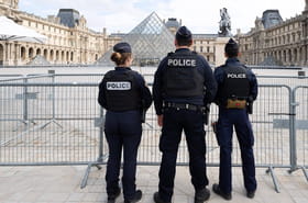 Vol au Louvre, en direct&nbsp;: un casque et un gant retrouv&eacute;s, les derniers &eacute;l&eacute;ments de l'enqu&ecirc;te