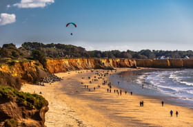 Cette plage fran&ccedil;aise aux falaises ocres est un paradis unique au monde