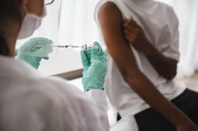 Covid-19&nbsp;: la campagne de vaccination a commenc&eacute;, le pic d&eacute;j&agrave; pass&eacute;