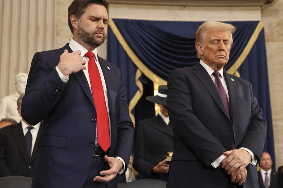 Trump et son vice-pr&eacute;sident prient au d&eacute;but de la c&eacute;r&eacute;monie