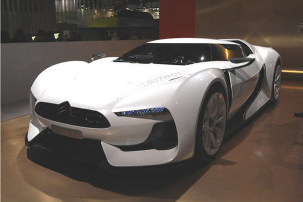 Une réplique d'une voiture de jeux vidéo