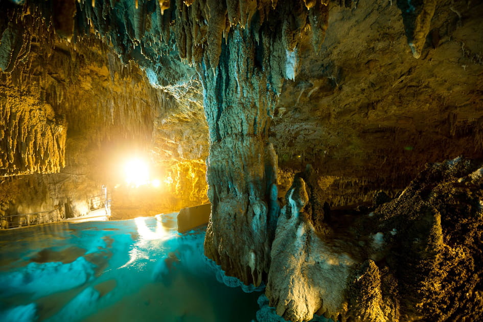 La grotte Gyokusendo &agrave; Okinawa au Japon