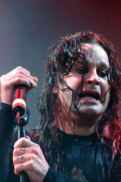 Ozzy Osbourne mange une chauve-souris