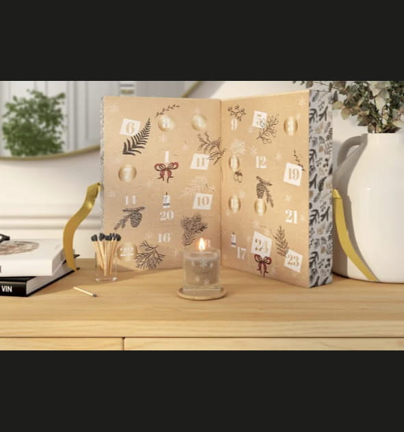 Un calendrier de l'avent avec une bougie par jour en attendant No&euml;l