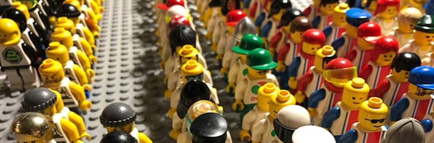 Il poss&egrave;de la plus grande collection de figurines LEGO au monde, il a gagn&eacute; la plus rare lors d'un tirage au sort