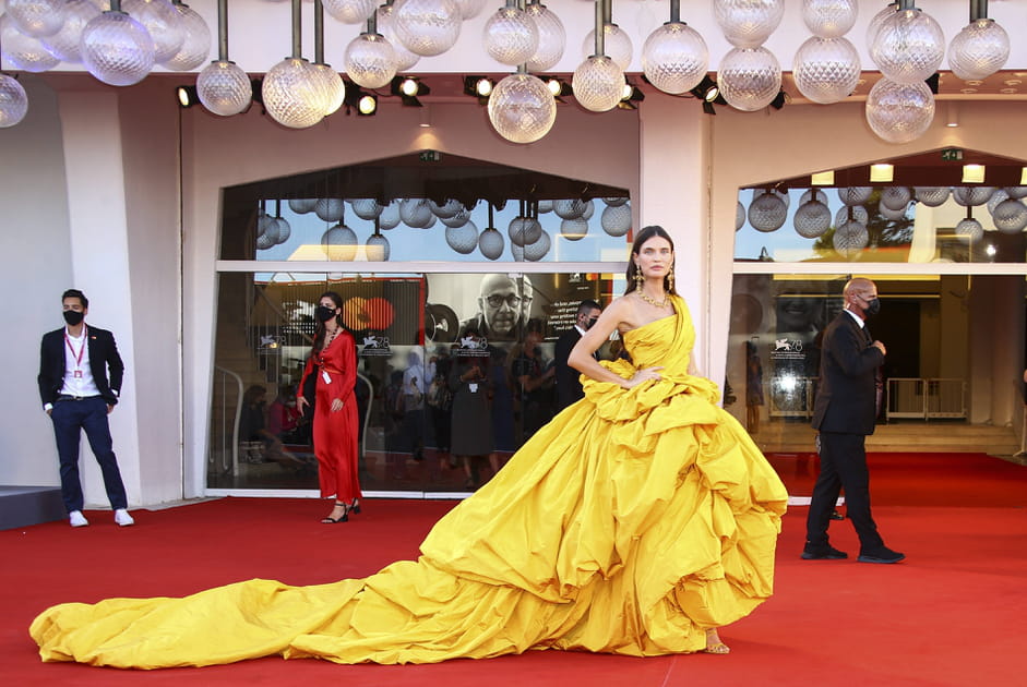 La robe &agrave; traine jaune de Bianca Balti