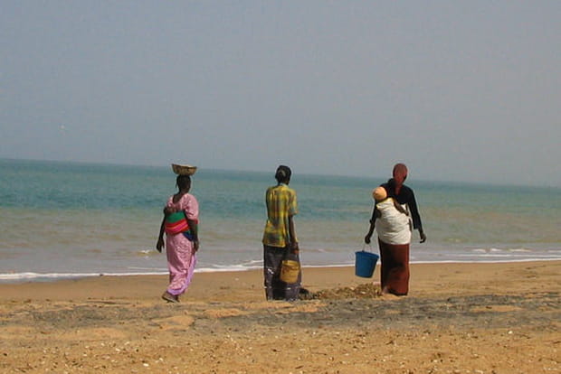 Après la pêche, les femmes rentrent au village