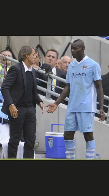 Roberto Mancini prend Mario Balotelli par le col